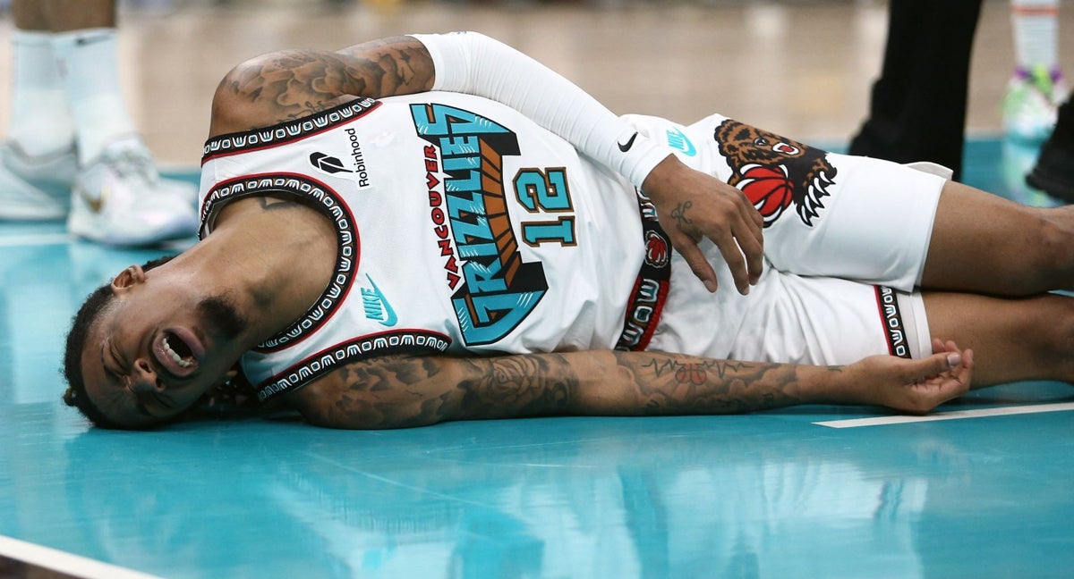Ja Morant se duele tras el golpe recibido ante los Thunder.