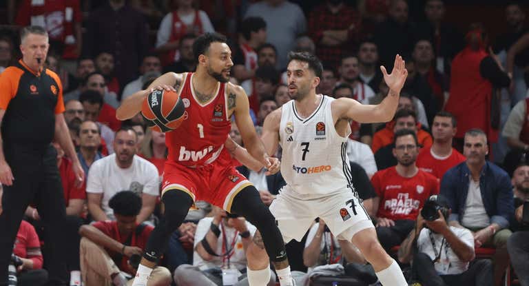 Nigel Williams-Goss frente a Facu Campazzo durante el segundo partido entre Olympiacos y Real Madrid.