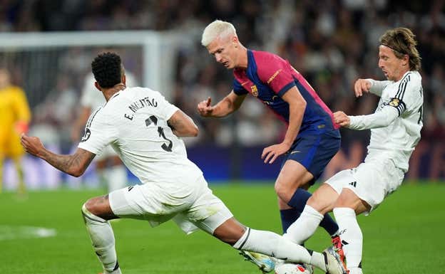 Olmo, entre Militao y Modric, en el Clásico de Liga de esta temporada.  GETTY
