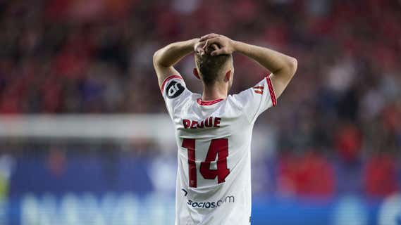 Peque se lamenta tras la derrota del Sevilla en Pamplona./EP
