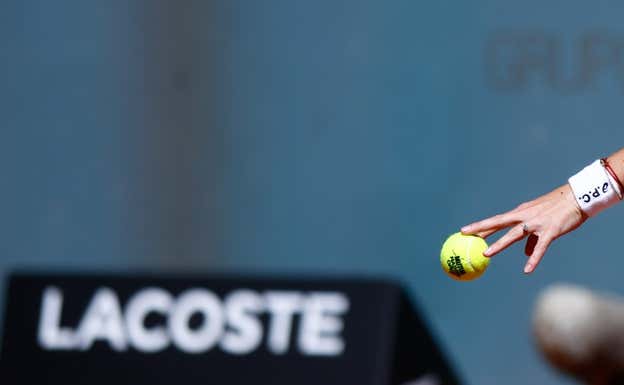 Bencic sirve delante de un cajón vacío en el que antes había un línea.  REUTERS