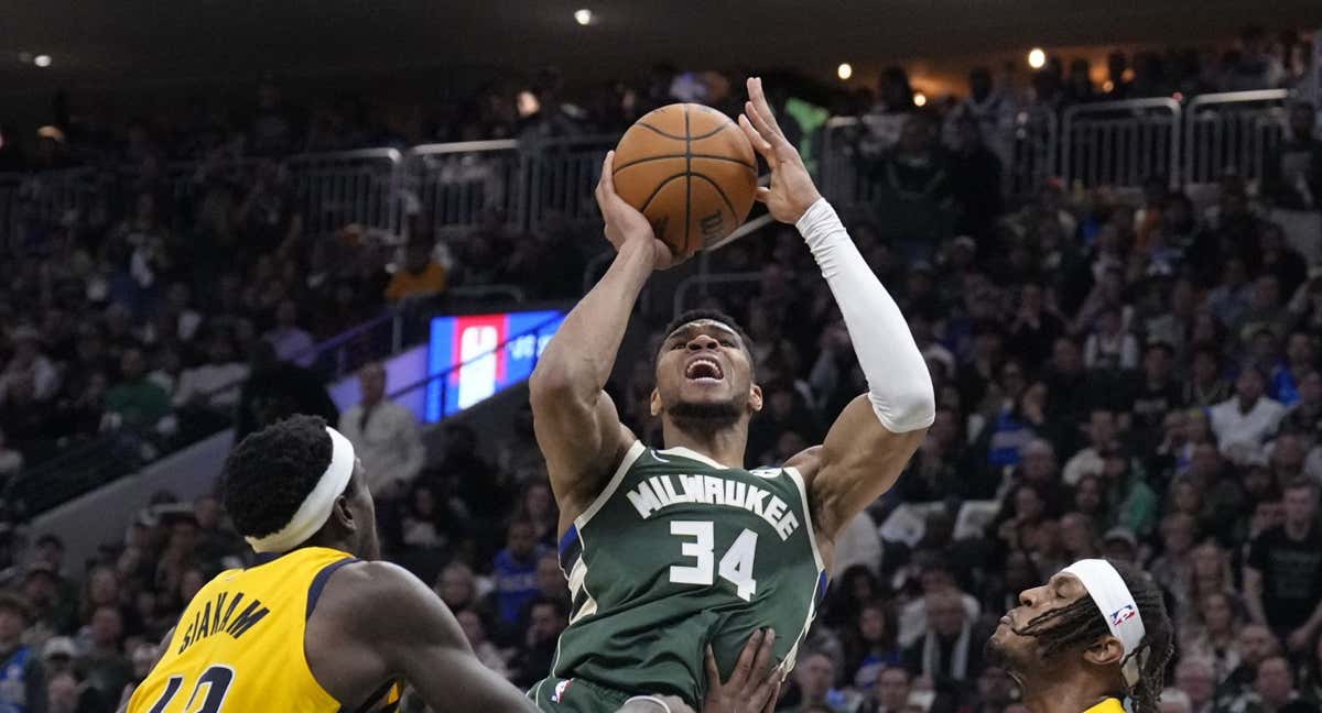 Giannis Antetokounmpo anota ante Paskal Siakam y Turner.
