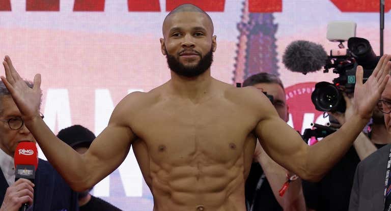 Chris Eubank en el pesaje previo al pleito ante Benn.