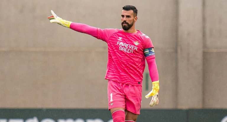 Guilherme en un partido con el Betis Deportivo.