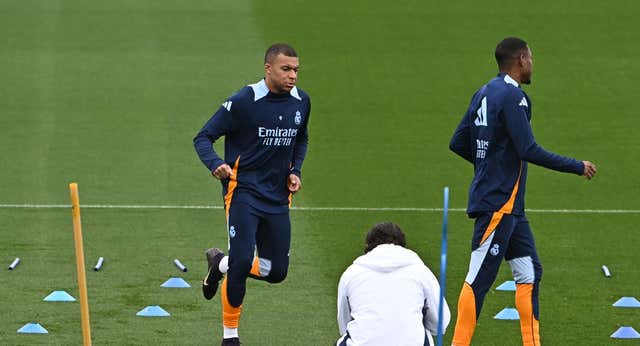 Por qué no juega Mbappé como titular contra el Barcelona en la final de la Copa del Rey