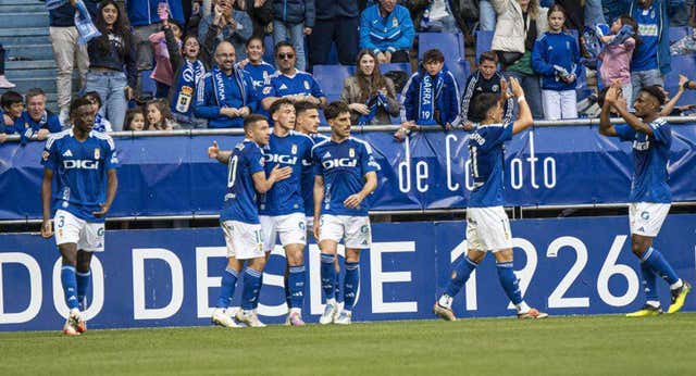 El Oviedo tumba al Levante y todavía sueña con el ascenso directo