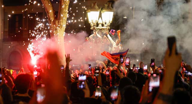 Arde Canaletas: 5.000 personas celebran la Copa del Barça con bengalas, cánticos y hasta subidos a las farolas