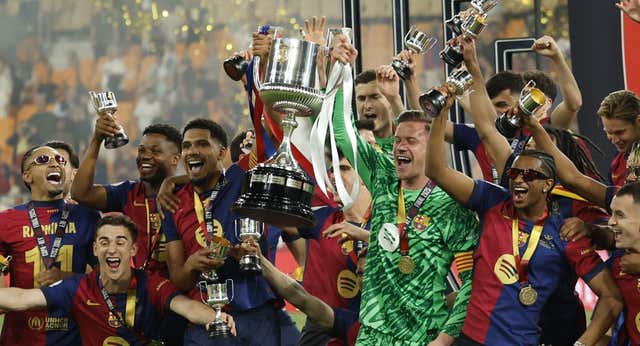 La curiosa presencia de unas cintas blancas en el trofeo de Copa del Barcelona ¿descuido o cambio de protocolo?