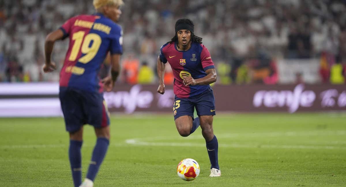 Koundé, en una de las acciones del partido ante el Real Madrid en la final de la Copa del Rey.