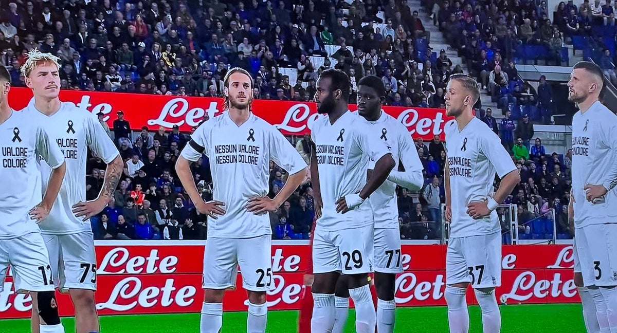 Camiseta del Lecce, antes de empezar el partido ante la Atalanta.