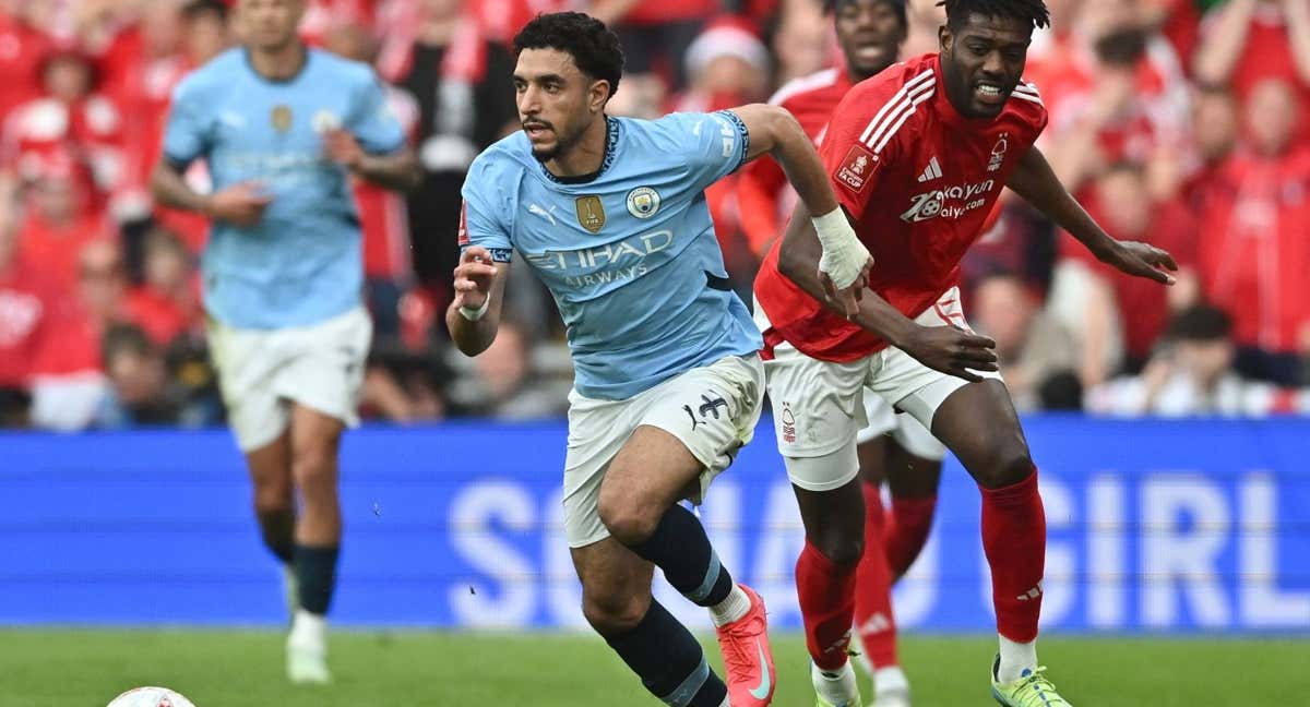 Marmoush se lleva la pelota en el partido contra el Forest.