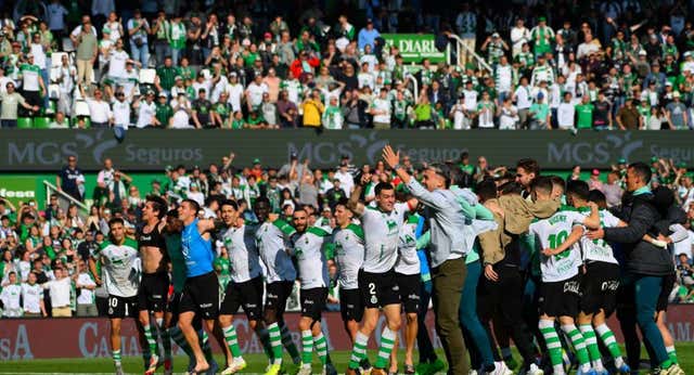 El Racing se sube a la ola de un ascenso directo que vuelve a estar en un puño