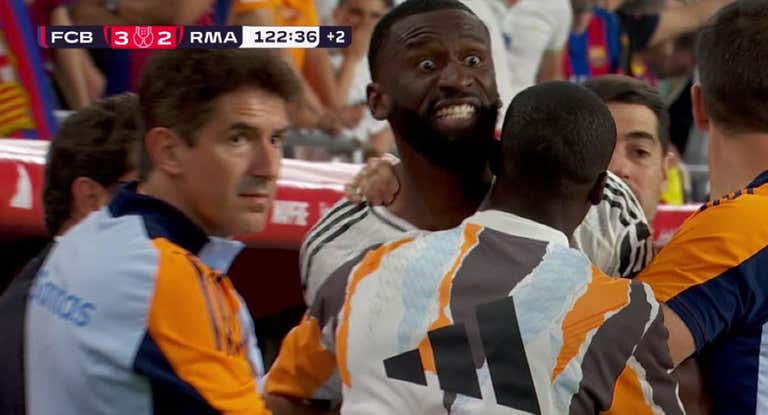 Varias personas del Real Madrid sujetan a Rüdiger.