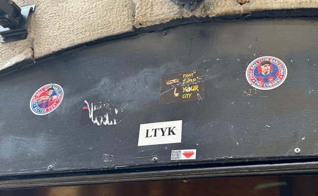 Las pegatinas de Fort y Cubarsí en el centro de Pamplona. RELEVO
