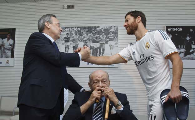 Florentino saluda a Xabi, cuando era jugador, en presencia de Di Stéfano.  GETTY