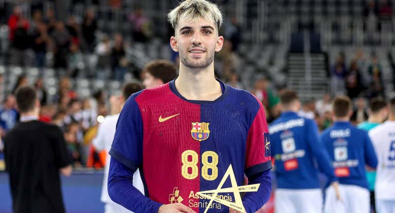 Petar Cikusa (19) recibe el MVP en un partido de Champions en Zagreb.
