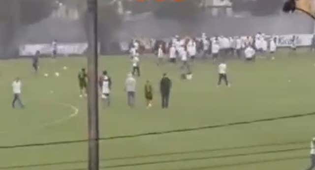La insostenible situación que vive el Santos de Neymar, en una imagen: los ultras invaden el entrenamiento y elevan la tensión