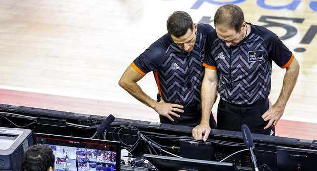 La UEFA mira el ejemplo del baloncesto para copiar sus explicaciones arbitrales: “Tenemos comentarios positivos”