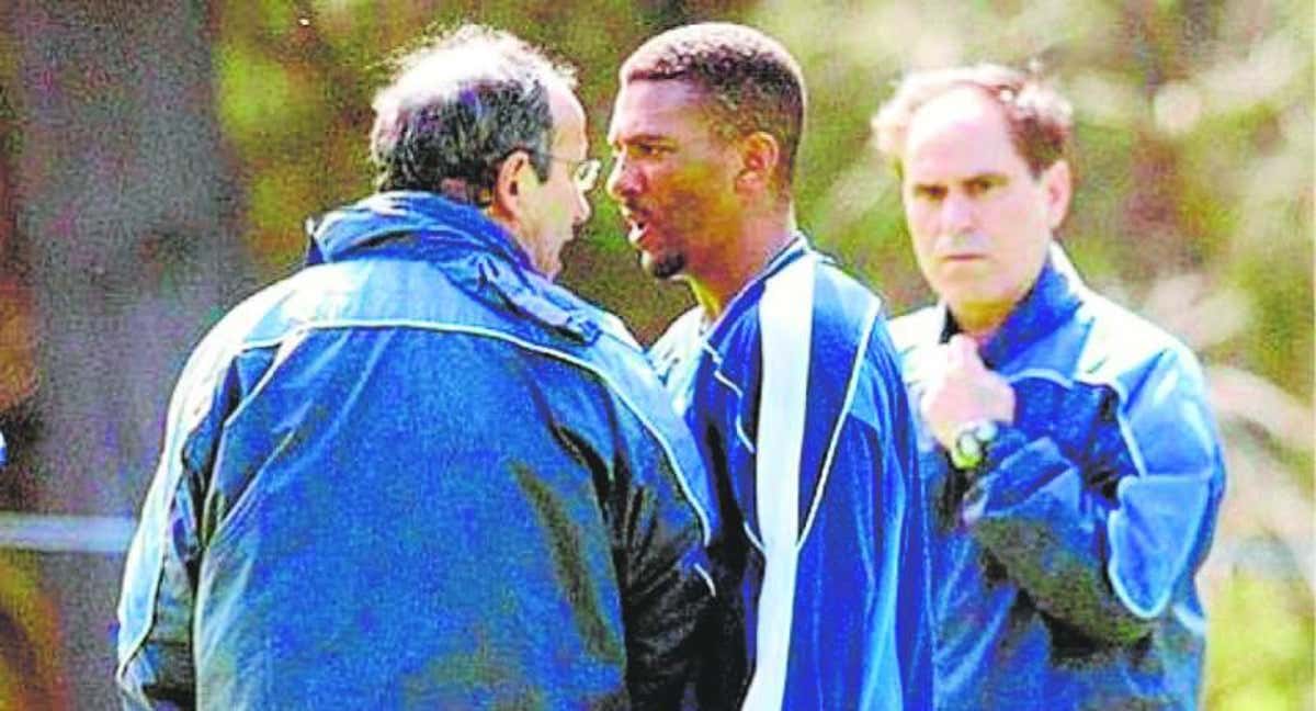 Irureta y Djalminha, en un entrenamiento con mucha tensión en 2002.