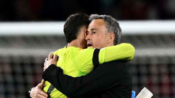 Luis Enrique abraza a Raya tras el encuentro contra el Arsenal. /REUTERS