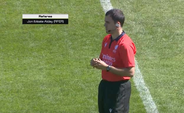 Jon como árbitro principal del Inglaterra vs Escocia.  World Rugby