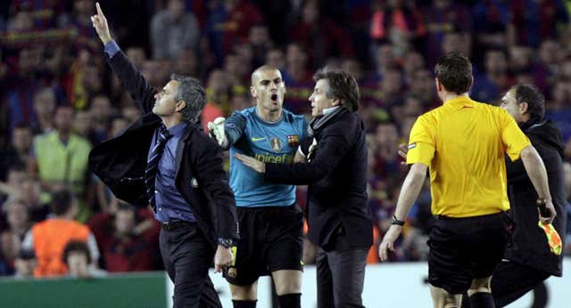 La noche de los aspersores con Mourinho provocando, dando collejas y Figo en el banquillo del Inter: ‘Cuando uno termina un partido, está sudando’