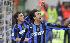 El día que el 'Chino' Recoba “perdió la cabeza” dejando sus tacos en el rostro de Carles Puyol cuando el Barça desquició al Inter