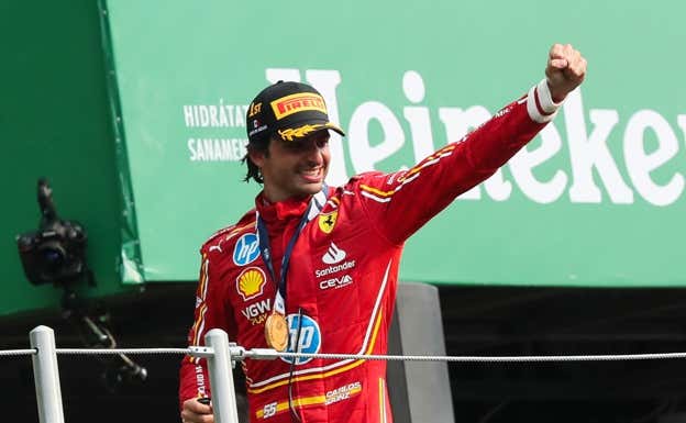 Sainz celebra su victoria en México.  EFE