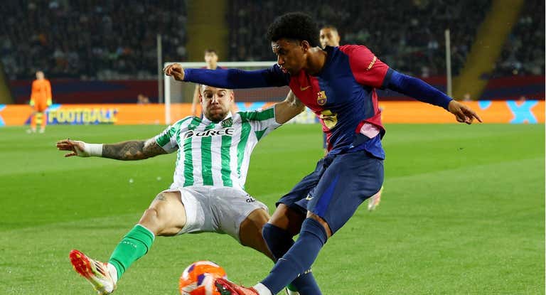 Alejandro Balde durante un partido con el Barcelona.