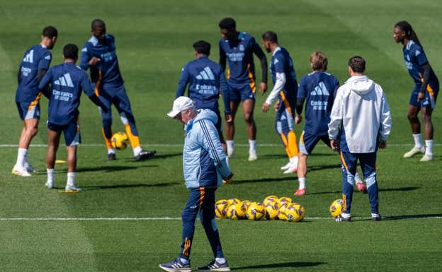 Ancelotti, en un entrenamiento en Valdebebas.  GETTY