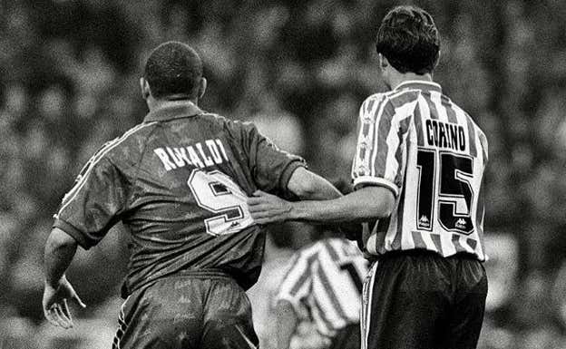 Sergio Corino, con el Athletic, defiende a Ronaldo en un duelo ante el Real Madrid.  DV