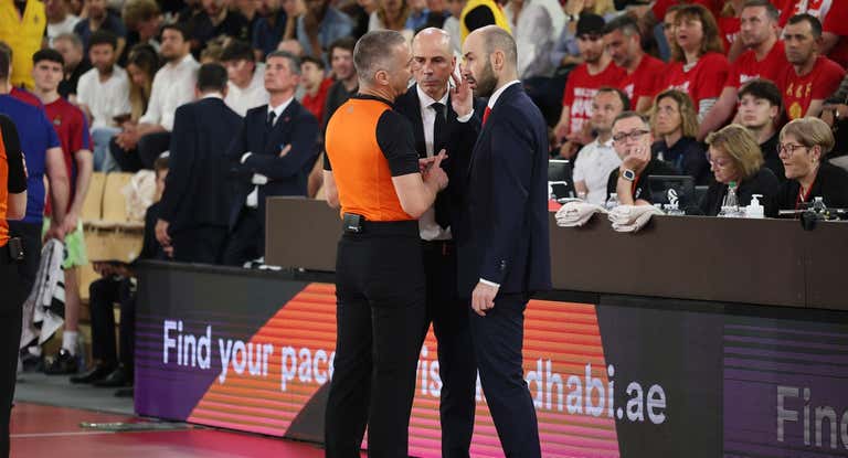 Joan Peñarroya y Vassilis Spanoulis hablan con un árbitro durante la serie de los playoffs.