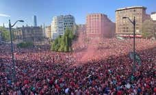 La afición del Athletic convierte Bilbao en una caldera antes de la noche más especial de la temporada: “El guiri es del Athletic”