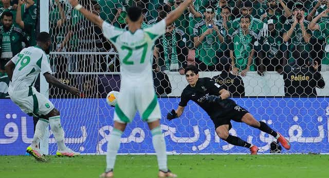 ¿Cómo termina el penalti de Kessie contra Bono?