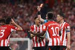 Un penalti y expulsión del VAR condena e indigna al Athletic