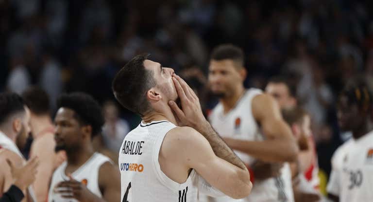 Alberto Abalde, con el resto de jugadores del Real Madrid de fondo, se lamenta del desenlace.