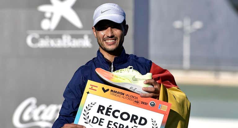 Ben Daoud celebra el récord de España durante la Maratón de Valencia 2021.