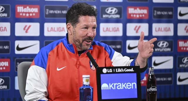 Simeone se ‘enzarza’ con un periodista y juega al despiste con Álex Baena: «Me tomas por tonto… Es un gran jugador de fútbol»