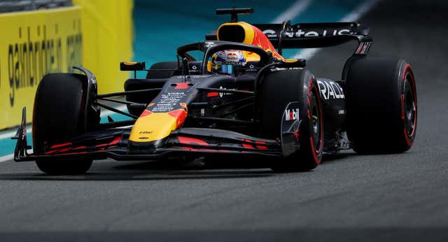 Max Verstappen se inventa otra pole; Carlos Sainz deslumbra y Fernando Alonso muerde el polvo
