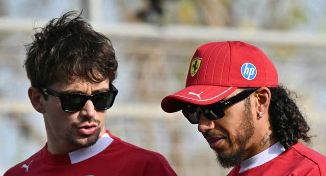 Ferrari ‘arde’ con el primer enganchón entre Lewis Hamilton y Charles Leclerc: «No sé qué me permiten decir»