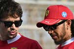 Ferrari 'arde' con el primer enganchón entre Lewis Hamilton y Charles Leclerc: «No sé qué me permiten decir»