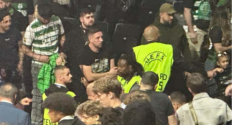 Miembros del dispositivo de seguridad de la UEFA tratan de poner orden en el fondo donde se ubicaban los ultras del Sporting.