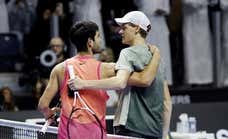 Carlos Alcaraz evita hasta la final a Jannik Sinner en la vuelta al ruedo del italiano