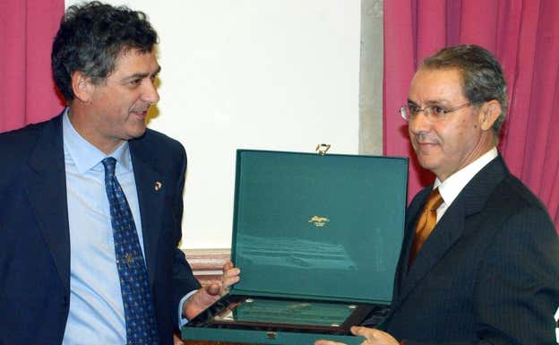 De la Casa recibe un premio de manos de Ángel Villar.