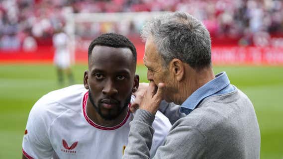 Caparrós conversa con Lukebakio durante el Sevilla-Leganés./EP