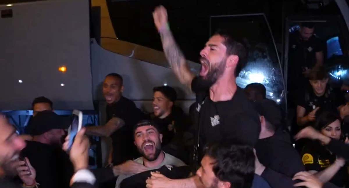 Isco Alarcón saliendo a hombros del autobús del Betis.