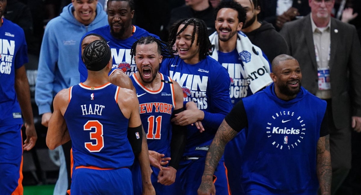 Los jugadores de los Knicks celebran el triunfo ante los Celtics en el primer partido de su serie de playoffs.