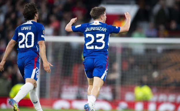 Unai Gómez y Jauregizar celebran el gol de los bilbaínos. Athletic Club