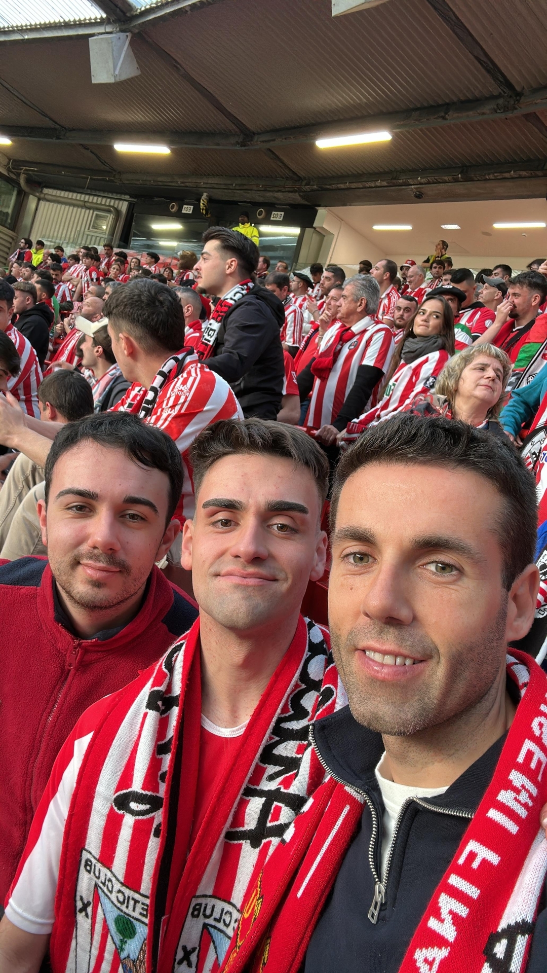Los tres aficionados accedieron finalmente a Old Trafford. En la foto, de izquierda a derecha, Asier, Gaizka y Susaeta.  Relevo