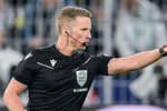 Y entre tanta crítica... arbitra Hernández Hernández, un hincha del Barcelona en la infancia que entonó el 'mea culpa' por un error contra el Real Madrid